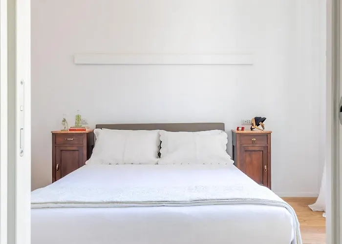 Iflat Wood And Marble Riverfront Apartament *