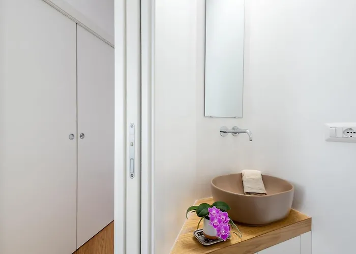 Iflat Wood And Marble Riverfront Apartament